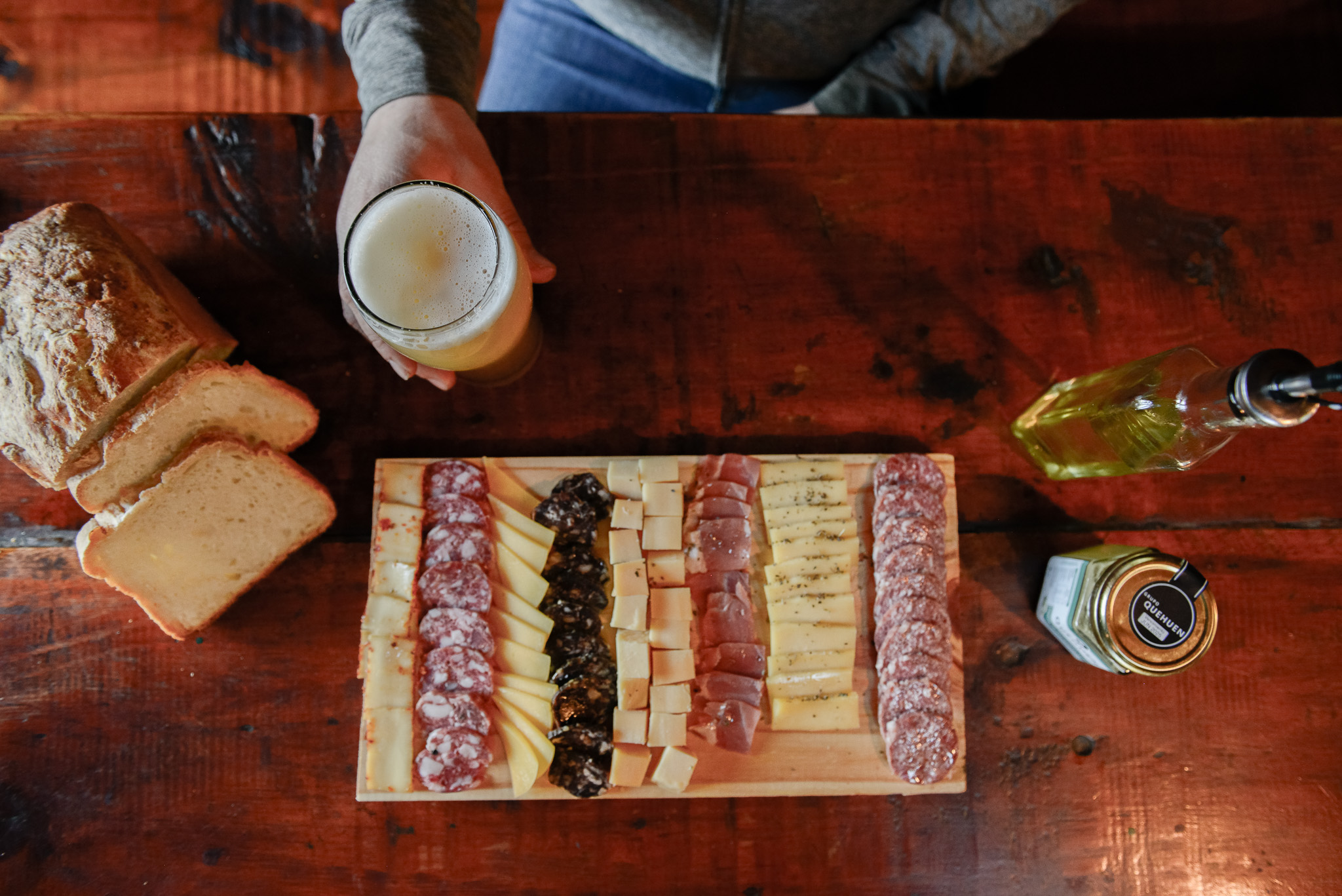 Picada tradicional argentina con fiambres, quesos y cerveza artesanal